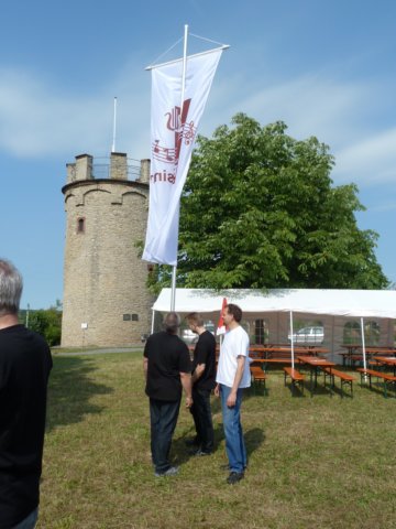 bild017aufbau_turm_fahne02.jpg